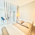 Seaviews By Jenni Menton, La Suite, Superbe Front De Mer, Emplacement Avec Terrasse Et Parking! *