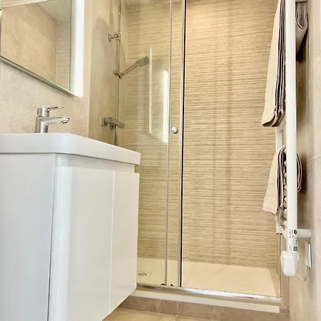 Seaviews By Jenni Menton, La Suite, Superbe Front De Mer, Emplacement Avec Terrasse Et Parking! * Ментона