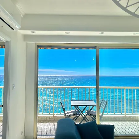 Seaviews By Jenni Menton, La Suite, Superbe Front De Mer, Emplacement Avec Terrasse Et Parking!