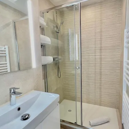 Seaviews By Jenni Menton, La Suite, Superbe Front De Mer, Emplacement Avec Terrasse Et Parking! Ментона