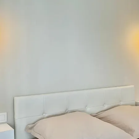 Seaviews By Jenni Menton, La Suite, Superbe Front De Mer, Emplacement Avec Terrasse Et Parking! Апартаменты *