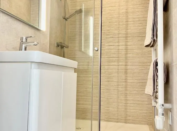 Seaviews By Jenni Menton, La Suite, Superbe Front De Mer, Emplacement Avec Terrasse Et Parking! * Μεντόν