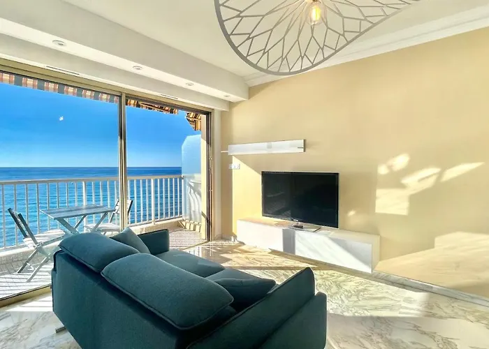 Seaviews By Jenni Menton, La Suite, Superbe Front De Mer, Emplacement Avec Terrasse Et Parking! *