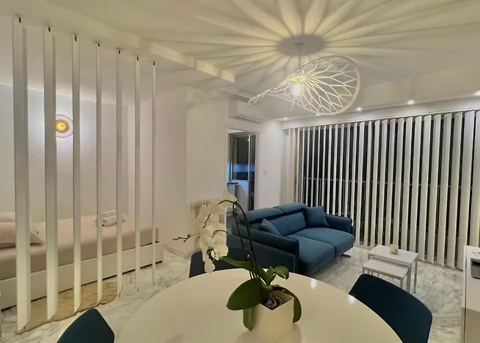 Seaviews By Jenni Menton, La Suite, Superbe Front De Mer, Emplacement Avec Terrasse Et Parking! Μεντόν