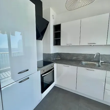 Appartement Seaviews By Jenni Menton, La Suite, Superbe Front De Mer, Emplacement Avec Terrasse Et Parking!