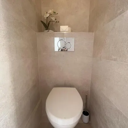 Seaviews By Jenni Menton, La Suite, Superbe Front De Mer, Emplacement Avec Terrasse Et Parking!