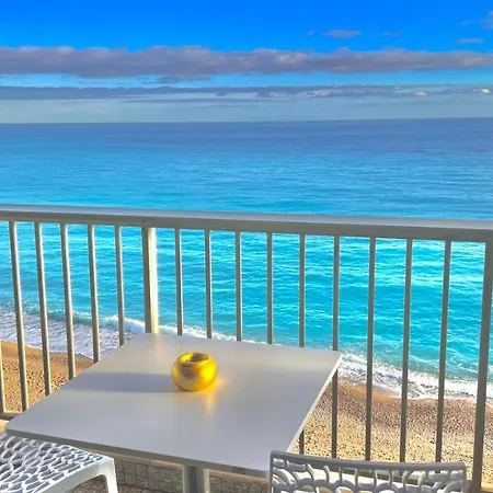 Seaviews By Jenni Menton, La Suite, Superbe Front De Mer, Emplacement Avec Terrasse Et Parking! Appartement *
