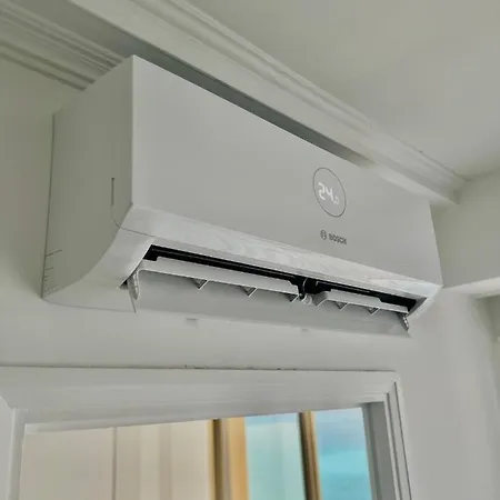 Seaviews By Jenni Menton, La Suite, Superbe Front De Mer, Emplacement Avec Terrasse Et Parking! Apartman *