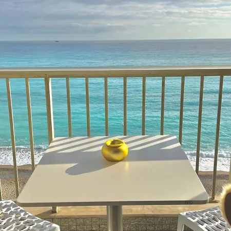 Seaviews By Jenni Menton, La Suite, Superbe Front De Mer, Emplacement Avec Terrasse Et Parking!