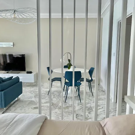 Seaviews By Jenni Menton, La Suite, Superbe Front De Mer, Emplacement Avec Terrasse Et Parking!