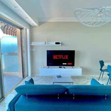 Seaviews By Jenni Menton, La Suite, Superbe Front De Mer, Emplacement Avec Terrasse Et Parking! *