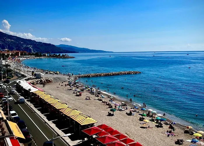 Seaviews By Jenni Menton, La Suite, Superbe Front De Mer, Emplacement Avec Terrasse Et Parking! *