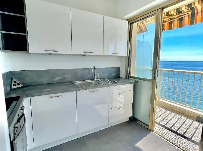 アパート Seaviews By Jenni Menton, La Suite, Superbe Front De Mer, Emplacement Avec Terrasse Et Parking! マントン