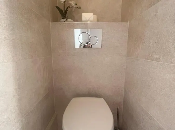 Seaviews By Jenni Menton, La Suite, Superbe Front De Mer, Emplacement Avec Terrasse Et Parking!