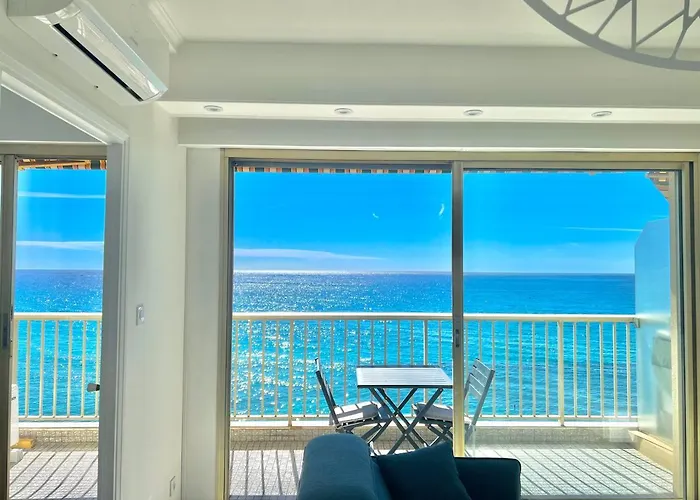 Seaviews By Jenni Menton, La Suite, Superbe Front De Mer, Emplacement Avec Terrasse Et Parking!