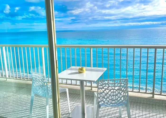 Seaviews By Jenni Menton, La Suite, Superbe Front De Mer, Emplacement Avec Terrasse Et Parking!