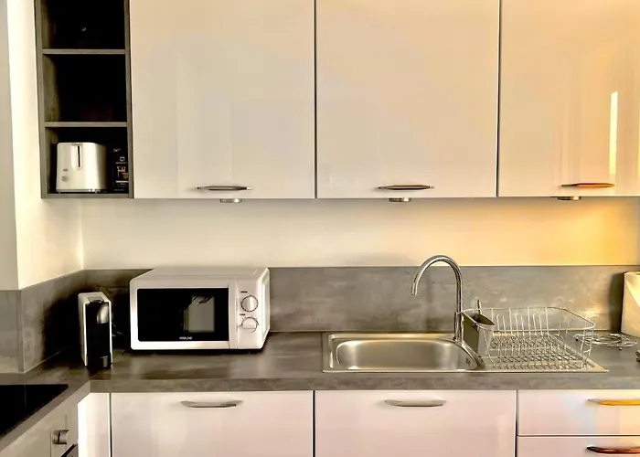 Seaviews By Jenni Menton, La Suite, Superbe Front De Mer, Emplacement Avec Terrasse Et Parking! Appartement Menton