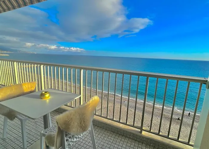 Apartamento Seaviews By Jenni Menton, La Suite, Superbe Front De Mer, Emplacement Avec Terrasse Et Parking!