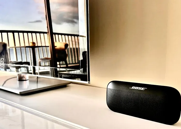 Seaviews By Jenni Menton, La Suite, Superbe Front De Mer, Emplacement Avec Terrasse Et Parking! דירה *