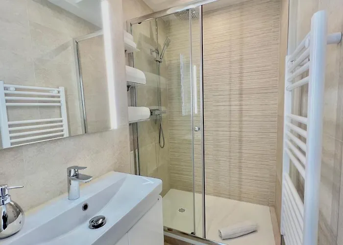 Seaviews By Jenni Menton, La Suite, Superbe Front De Mer, Emplacement Avec Terrasse Et Parking! Menton