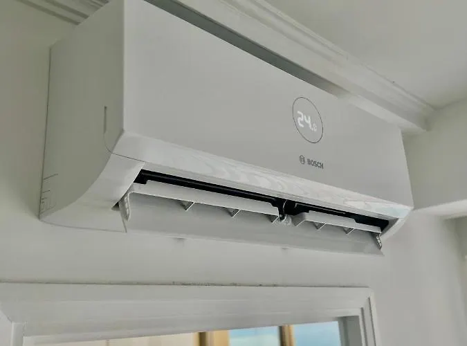 Seaviews By Jenni Menton, La Suite, Superbe Front De Mer, Emplacement Avec Terrasse Et Parking! דירה *