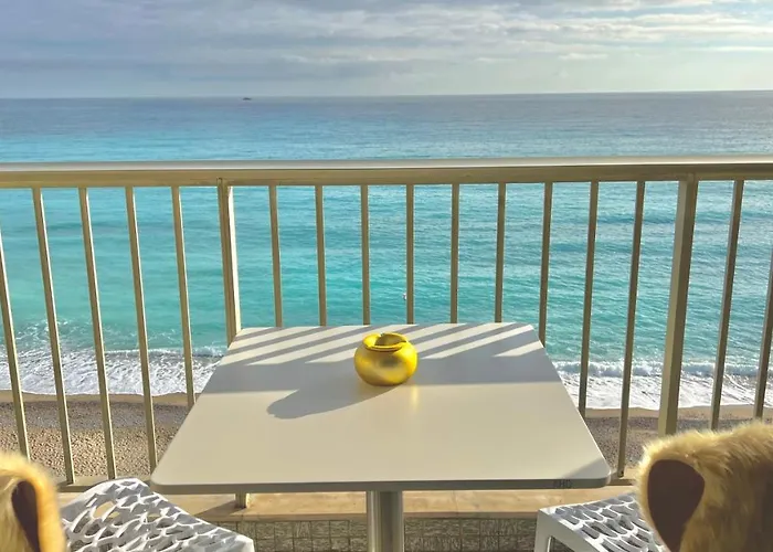 Seaviews By Jenni Menton, La Suite, Superbe Front De Mer, Emplacement Avec Terrasse Et Parking!