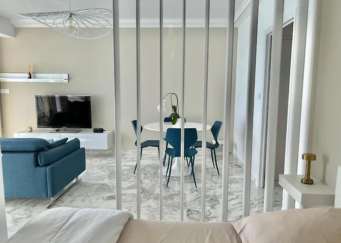 Seaviews By Jenni Menton, La Suite, Superbe Front De Mer, Emplacement Avec Terrasse Et Parking!