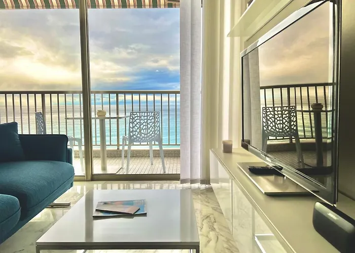 Seaviews By Jenni Menton, La Suite, Superbe Front De Mer, Emplacement Avec Terrasse Et Parking! アパート マントン