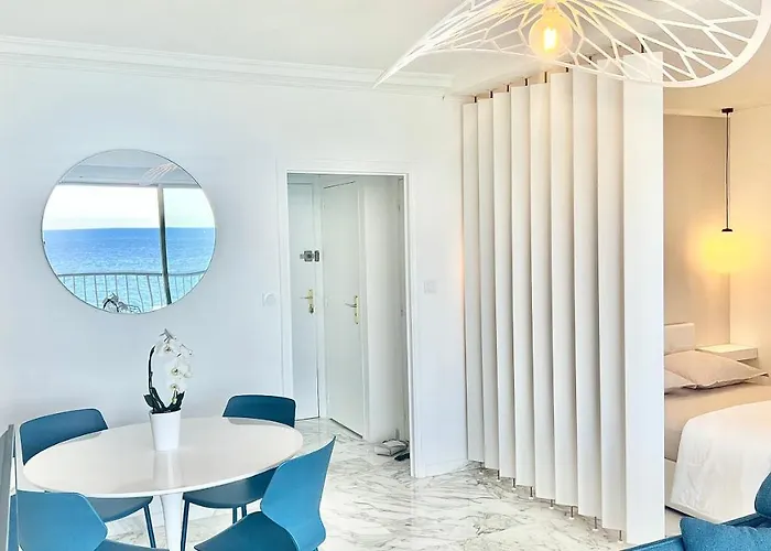 Seaviews By Jenni Menton, La Suite, Superbe Front De Mer, Emplacement Avec Terrasse Et Parking! Appartement *