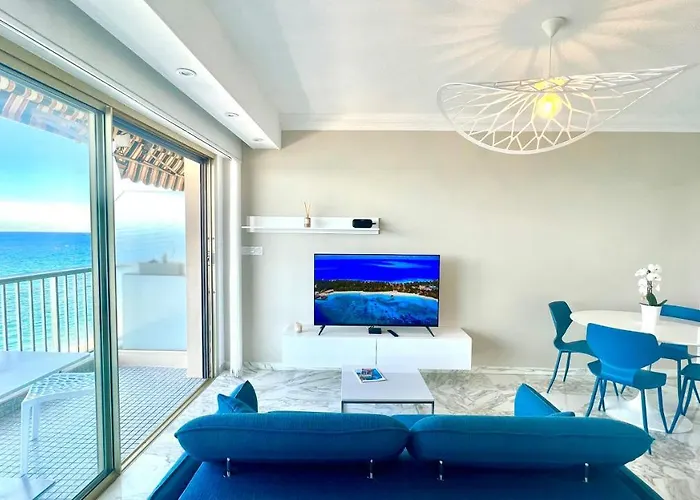 Seaviews By Jenni Menton, La Suite, Superbe Front De Mer, Emplacement Avec Terrasse Et Parking! מנטון